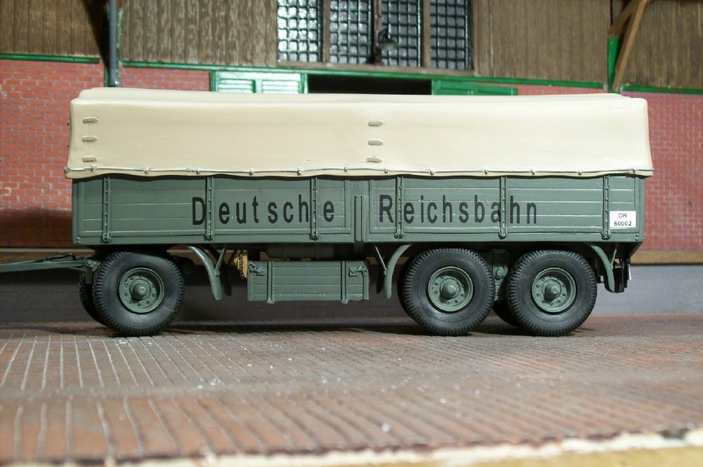 Viele Details: Funktionierendes Pendelachsaggregat, Staukiste unter der Pritsche, nachgebildete Luftleitungen aus echtem Schlauch, und mehr. Viele Details: Funktionierendes Pendelachsaggregat, Staukiste unter der Pritsche, nachgebildete Luftleitungen aus echtem Schlauch, und mehr.