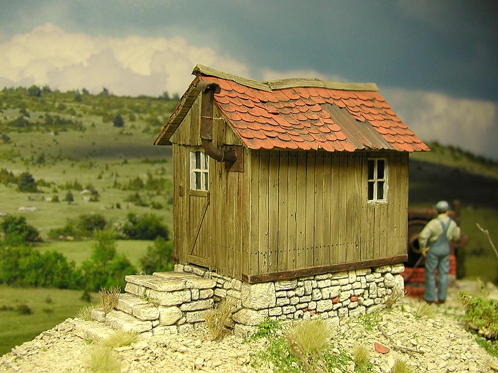 Holzhütte mit Steinsockel 