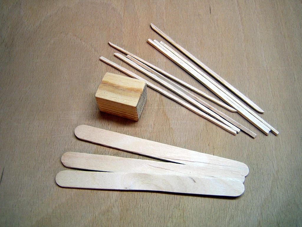 Material: Holzklotz (Größe nach Belieben), Holzspatel aus Bastelgeschäft, Holzleim. Klotzmaße in diesem Beispiel: B: 2cm, H: 2cm, L: 3cm 