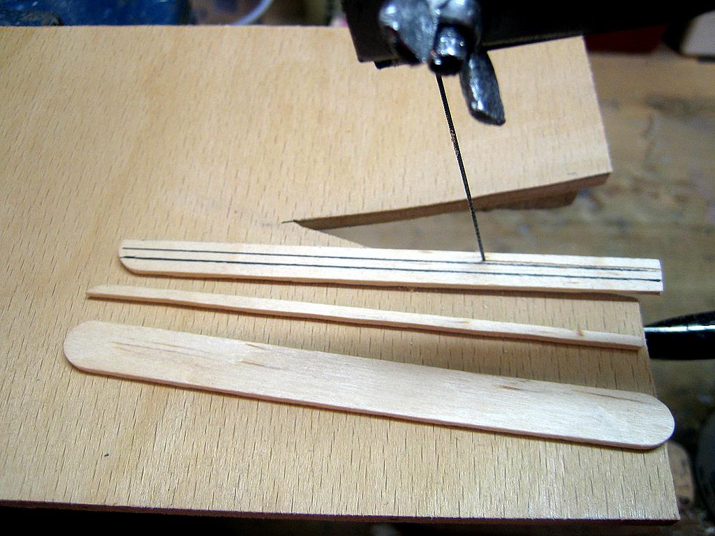 Holzspatel in ca. 2-3mm Streifen sägen. Geht mit Laubsäge gut, eventuell auch mit Minikreissäge. Kistenbretter dürfen etwas ungleichmäßig sein.