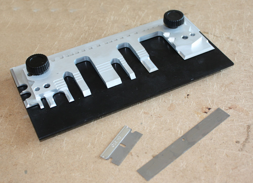 The Bug 8 Zoll mitsamt mitgelieferten Klingen