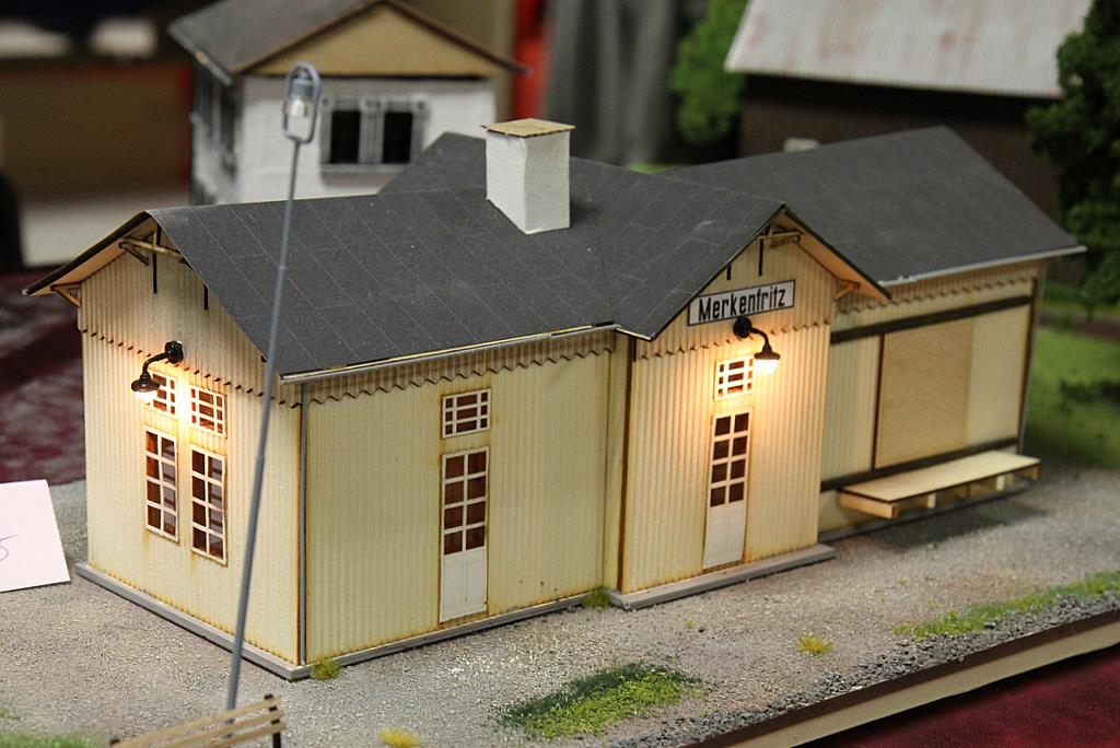 Bahnhof Merkenfritz aus gelasertem Holz und Karton Bahnhof Merkenfritz aus gelasertem Holz