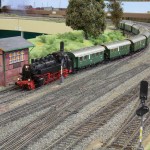 Rechtes Gleisfeld des Bahnhofs: Einfahrt einer BR 86 mit einem Zug aus Donnerbüchsen Rechtes Gleisfeld des Bahnhofs: Einfahrt einer BR 86 mit einem Zug aus Donnerbüchsen