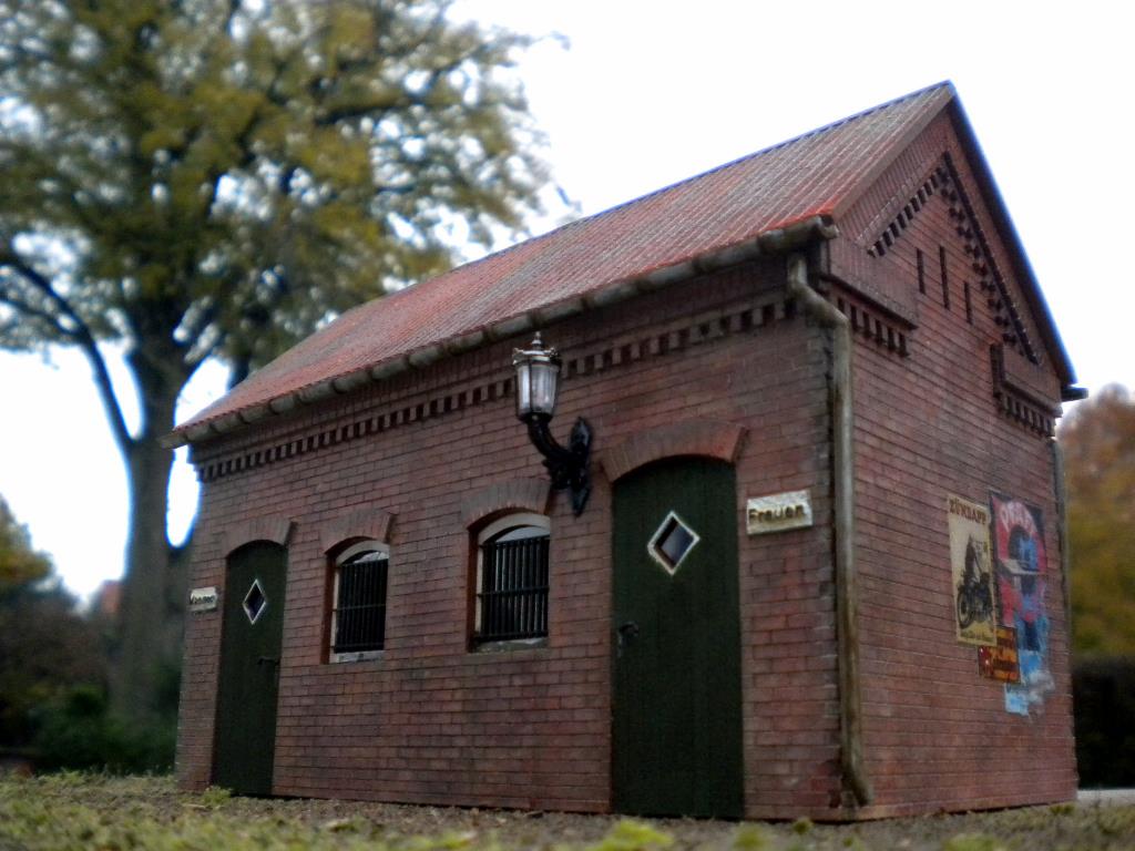 Bahnhofstoilette in Klinkerbauweise, Modell aus MDF Bahnhofstoilette im Klinkerbauweise, Modell aus MDF