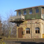 Neuheit: Behelfsstellwerk mit Magictrain Personenwagen als Bausatz oder Fertigmodell. Neuheit: Behelfsstellwerk mit Magictrain Personenwagen als Bausatz oder Fertigmodell.