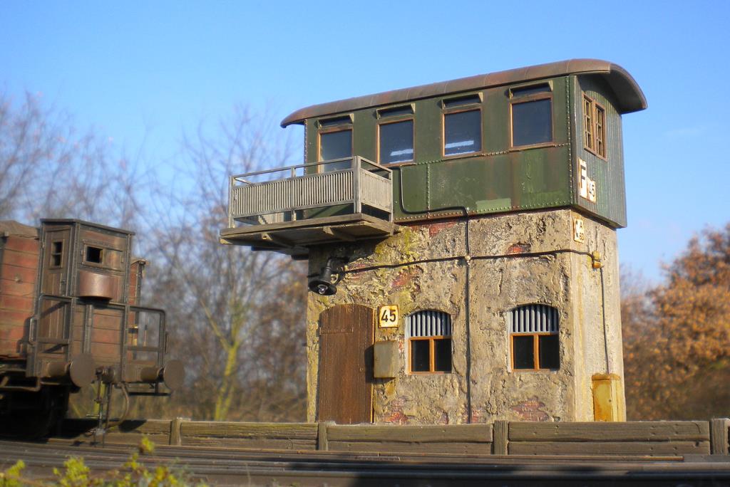 Neuheit: Behelfsstellwerk mit Magictrain Personenwagen als Bausatz oder Fertigmodell.