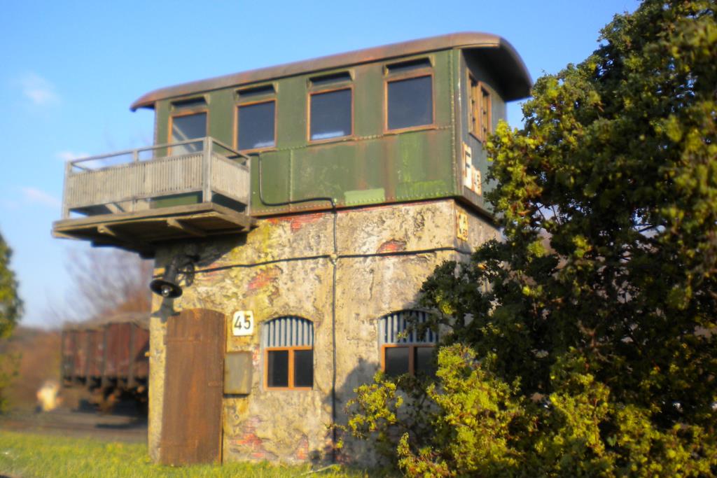 Behelfsstellwerk: Für den Bausatz muss der Magic Train Wagen separat erworben werden. Behelfsstellwerk: Für den Bausatz muss der Magic Train Wagen separat erworben werden.