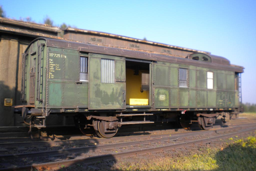 Dem Packwagen hat die Witterung schon arg zugesetzt. Ausmustern oder gründliche Revision, das ist hier die Frage. Demr Packwagen hat die Witterung schon arg zugesetzt. Ausmustern oder gründliche Revision, das ist hier die Frage.