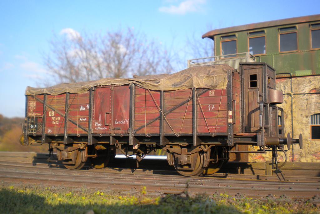 Ein O12 mit verzurrter Plane. Ein O12 mit verzurrter Plane.