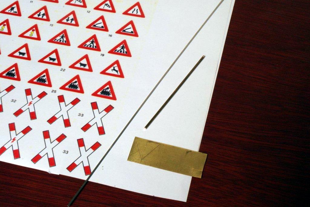 Benötigte Teile: Kleine Messingplatte, Messingdraht, Kopien von Verkehrsschildern Benötigte Teile: Kleine Messingplatte, Messingdraht, Kopien von Verkehrsschildern