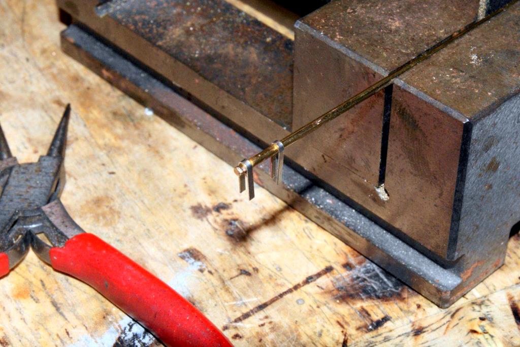 Die späteren Schellen sind schmale Blechstreifen. Die späteren Schellen sind schmale Blechstreifen.