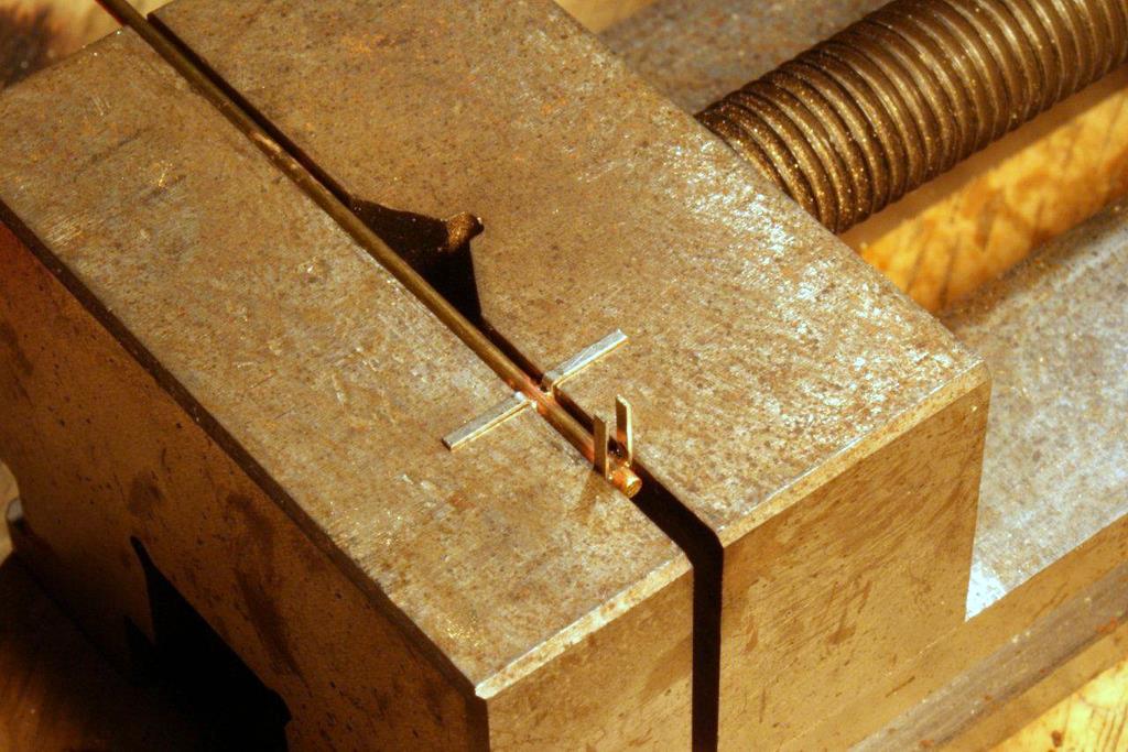 Schildermast und Schellen kommen in den Schraubstock. Schildermast und Schellen kommen in den Schraubstock.