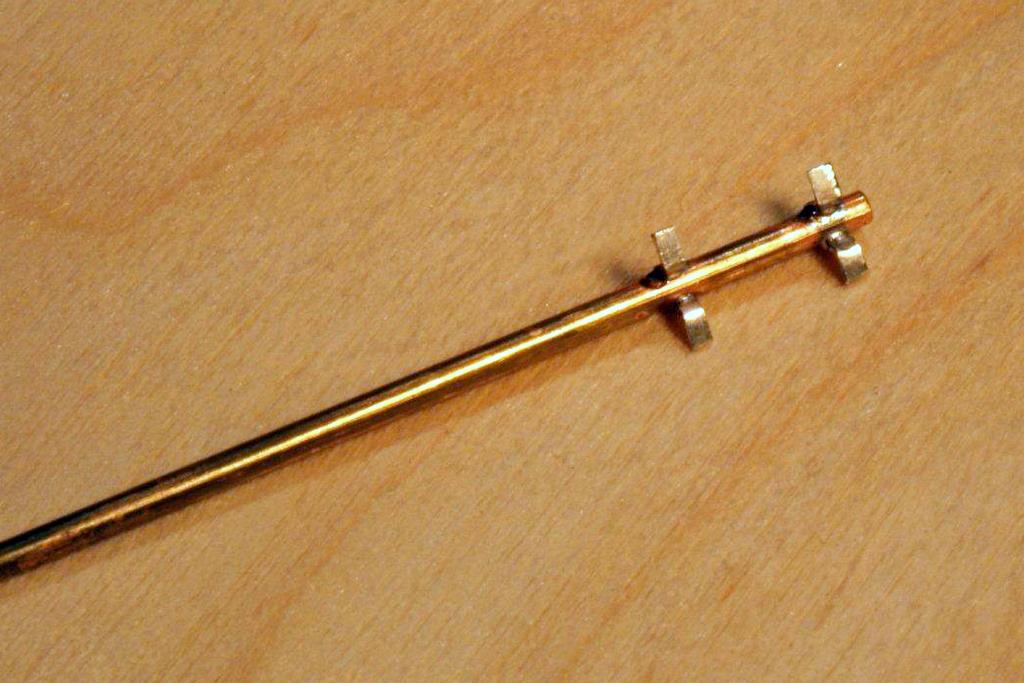 Die 4 Enden werden jetzt auf ca. 5mm Gesamtbreite abgeschnitten. Die 4 Enden werden jetzt auf ca. 5mm Gesamtbreite abgeschnitten.