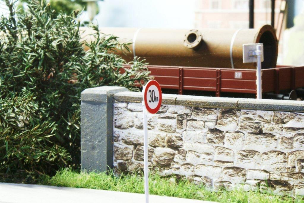 Das fertige Schild auf der Anlage, befestigt wie beim Vorbild. Das fertige Schild auf der Anlage, befestigt wie beim Vorbild.