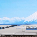Shinkansen in Spur Null vor der Kulisse des Fujiyama.