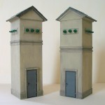 Trafohaus mit Wellpappe oder Ziegeldach und Isolatoren Trafohaus mit Wellpappe oder Ziegeldach und Isolatoren