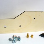 Das Wormser Modulprofil "Damm" samt Montagematerial: Passstifte, Gleisendstück, Schrauben.