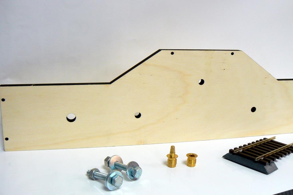 Das Wormser Modulprofil "Damm" samt Montagematerial: Passstifte, Gleisendstück, Schrauben. Das Wormser Modulprofil "Damm" samt Montagematerial: Passstifte, Gleisendstück, Schrauben.