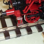 Die Trittstufen an der Pufferbohle der BR 64 mit Riffelblech verfeinert. Die Trittstufen an der Pufferbohle der BR 64 mit Riffelblech verfeinert.