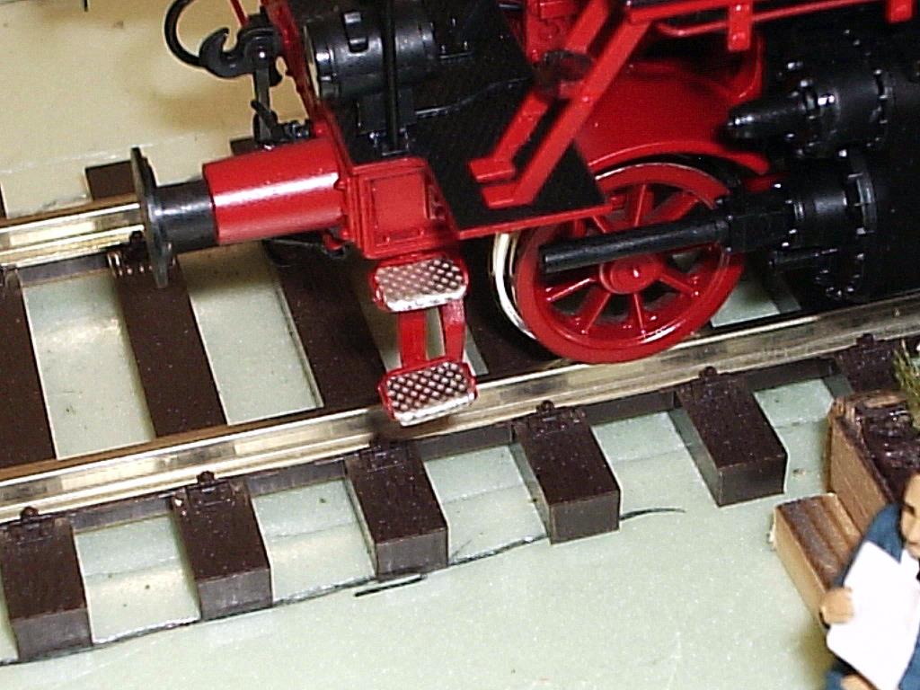 Die Trittstufen an der Pufferbohle der BR 64 mit Riffelblech verfeinert. Die Trittstufen an der Pufferbohle der BR 64 mit Riffelblech verfeinert.