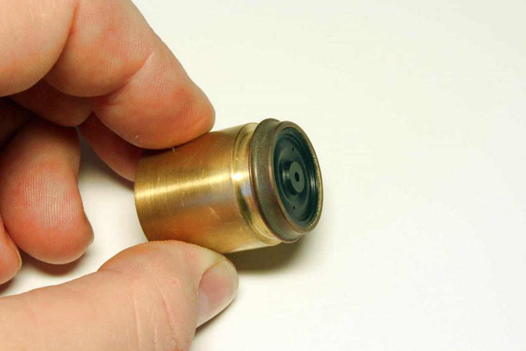 Die zusammengeklebte Achse sollte durch Drehen des Radringes entnommen werden. Sie lässt sich dadurch aus der Bolzenaufnahme gut lösen. Die zusammengeklebte Achse sollte durch Drehen des Radringes entnommen werden. Sie lässt sich dadurch aus der Bolzenaufnahme gut lösen.