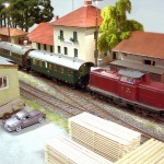 Blick auf Bahnhofsgebäude und Güterschuppen