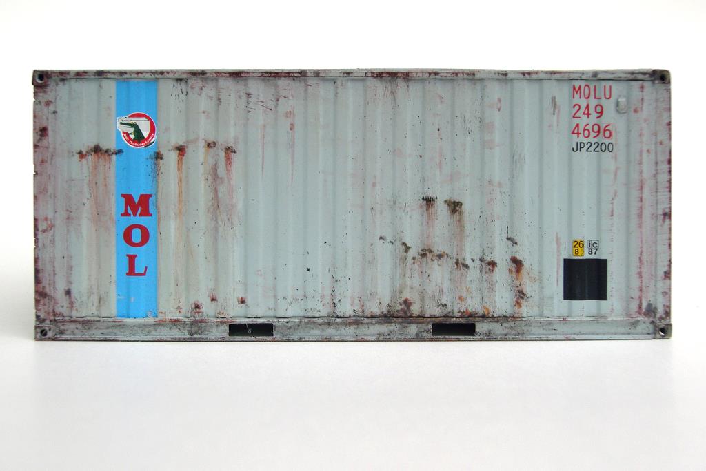 Seitenansicht eines 20 Fuss Containers mit den typischen Rostflecken durch Seewasser und unsanfte Behandlung