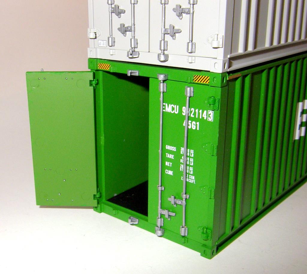 Schönes Detail der Atlas Container: Echte Verschlüsse und Türen zum Öffnen.