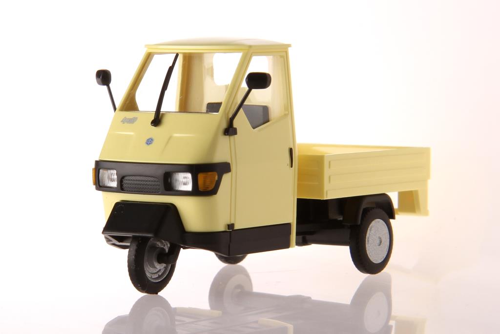 Die offene Pritsche ist bereit für allerhand Ladegut. Die offene Pritsche ist bereit für allerhand Ladegut.