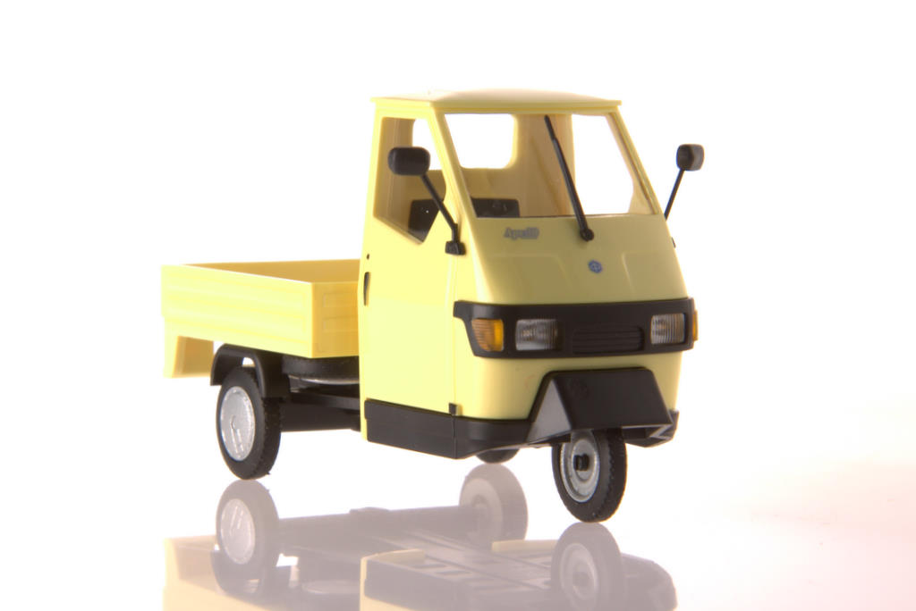 Das Kunststoffmodell ist im Maßstab 1:43 gehalten. Das Kunststoffmodell ist im Maßstab 1:43 gehalten.