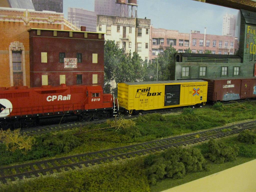 Die Streckenlok schiebt die Wagen an die Rampe Die Streckenlok schiebt die Wagen an die Rampe