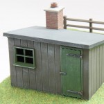 Holzhütte mit gemauertem Kamin von Peco Holzhütte mit gemauertem Kamin von Peco