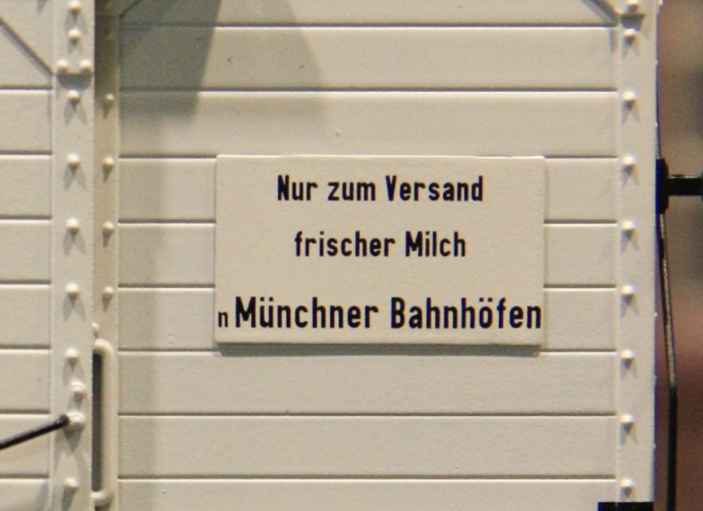 Die Tafel mit der auf München bezogenen Anschrift