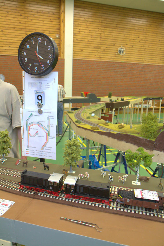 Eine Betriebsstelle mit Uhr, Fahrplan, Gleisplan und Wagenkarten. Eine Betriebsstelle mit Uhr, Fahrplan, Gleisplan und Wagenkarten.