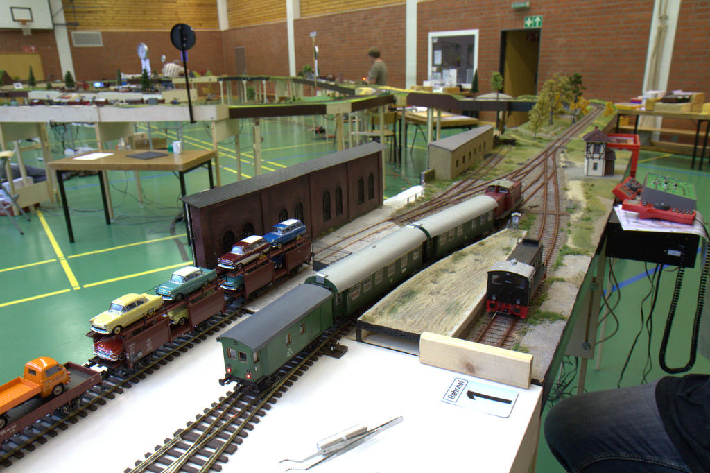 Der fertige Modulteil wird provisorisch um weitere Abstellgleise erweitert. Der fertige Modulteil wird provisorisch um weitere Abstellgleise erweitert.