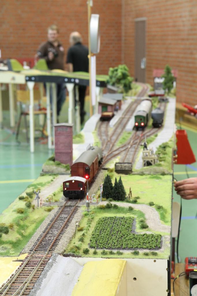 Im Albersdorf wird der Güterzug zur Abholung vorbereitet. Im Albersdorf wird der Güterzug zur Abholung vorbereitet.