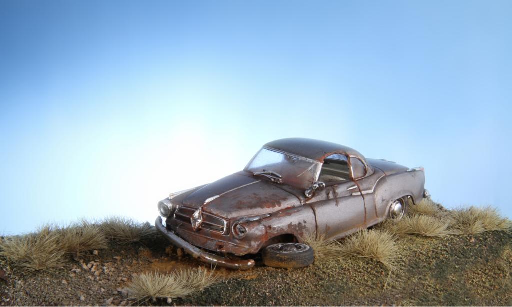 Ein verunfallter und verschrotteter Borgward. Die Gestaltung erfolgt mit Pulverfarben.
