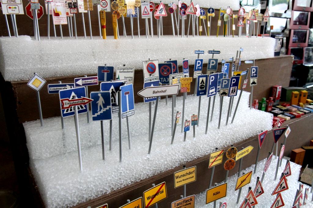 Schilder und Automaten in großer Auswahl. Schilder und Automaten in großer Auswahl.