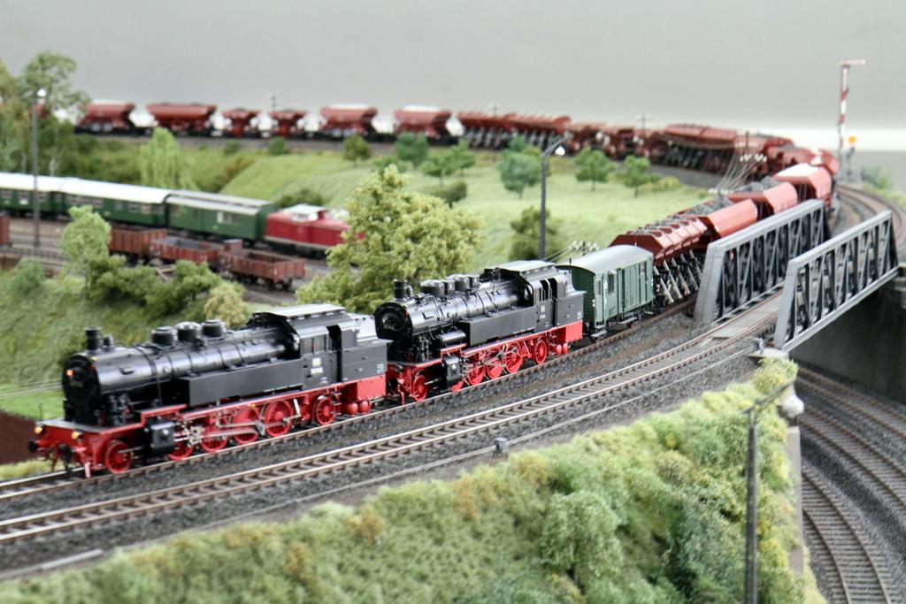 Ein enormes Spektakel: Der Schotterwagenzug wird in Doppeltraktion plus Schiebelok von drei BR 93 befeuert. Ein enormes Spektakel: Der Schotterwagenzug wird in Doppeltraktion plus Schiebelok von drei BR 93 befeuert.