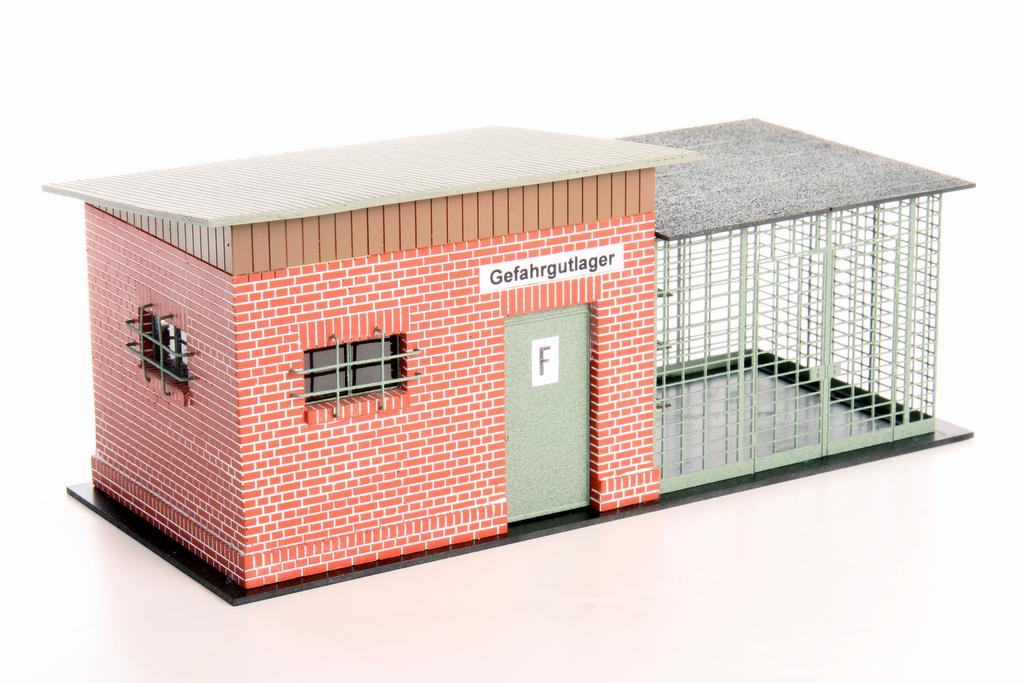 Gefahrgutlager mit vergitterten Fenstern und stabiler Metalltür Gefahrgutlager mit vergitterten Fenstern und stabiler Metalltür