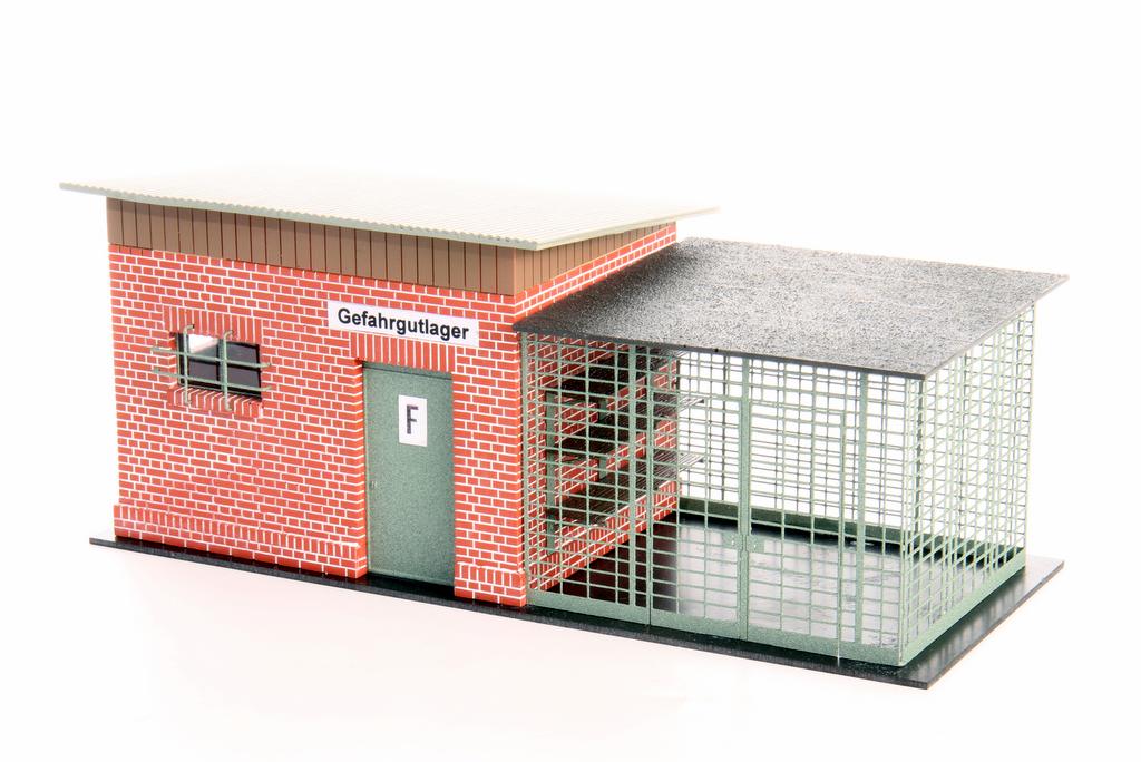 Der vergitterte Anbau ist für Gasflaschen gedacht. Der vergitterte Anbau ist für Gasflaschen gedacht.