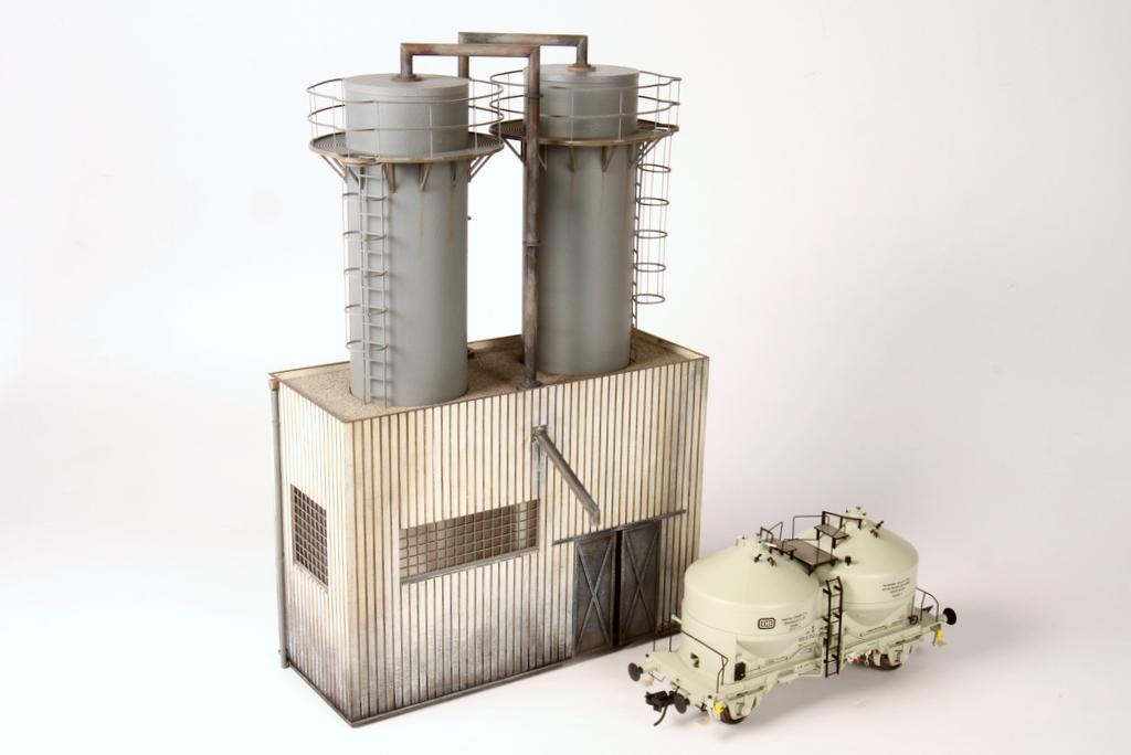 Silogebäude, Größenvergleich mit einem Staubgutwagen Silogebäude, Größenvergleich mit einem Staubgutwagen