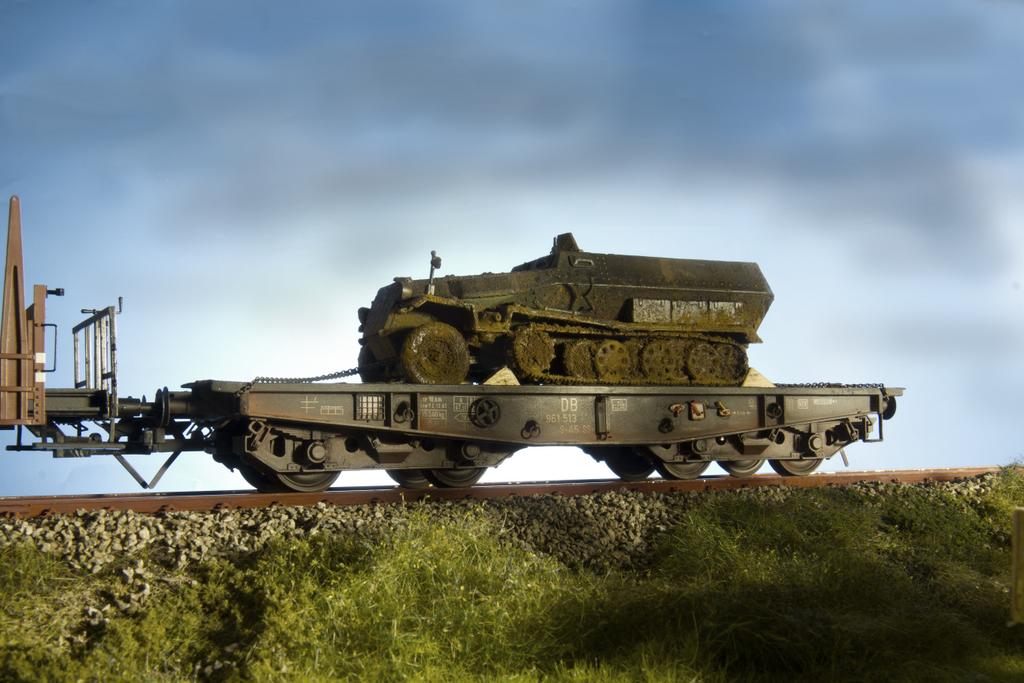 Ein vergessener Weltkriegs-Panzerwagen rollt per Bahn auf den Schrott