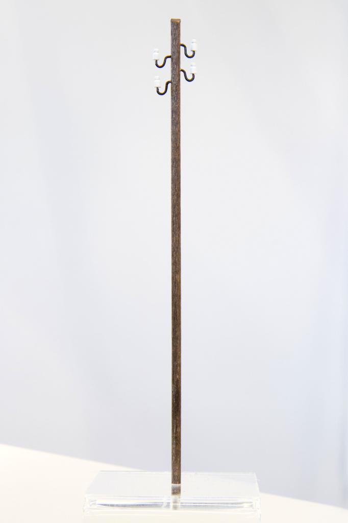 Weinert Telegrafenmast mit vier Isolatoren Weinert Telegrafenmast mit vier Isolatoren