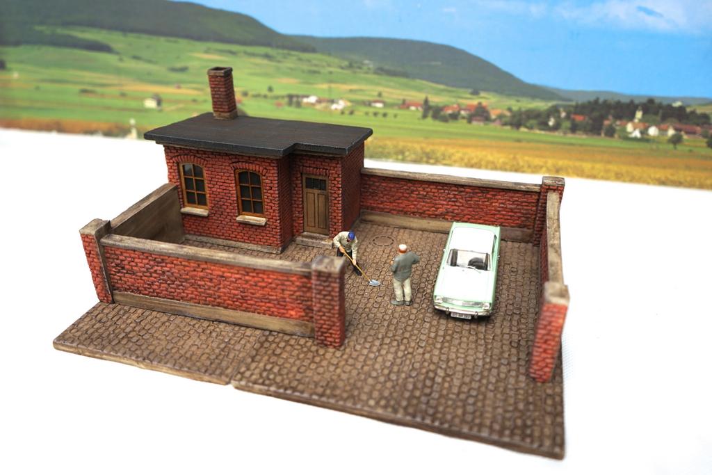 Waller Hinterhofwerkstatt mit Mauern