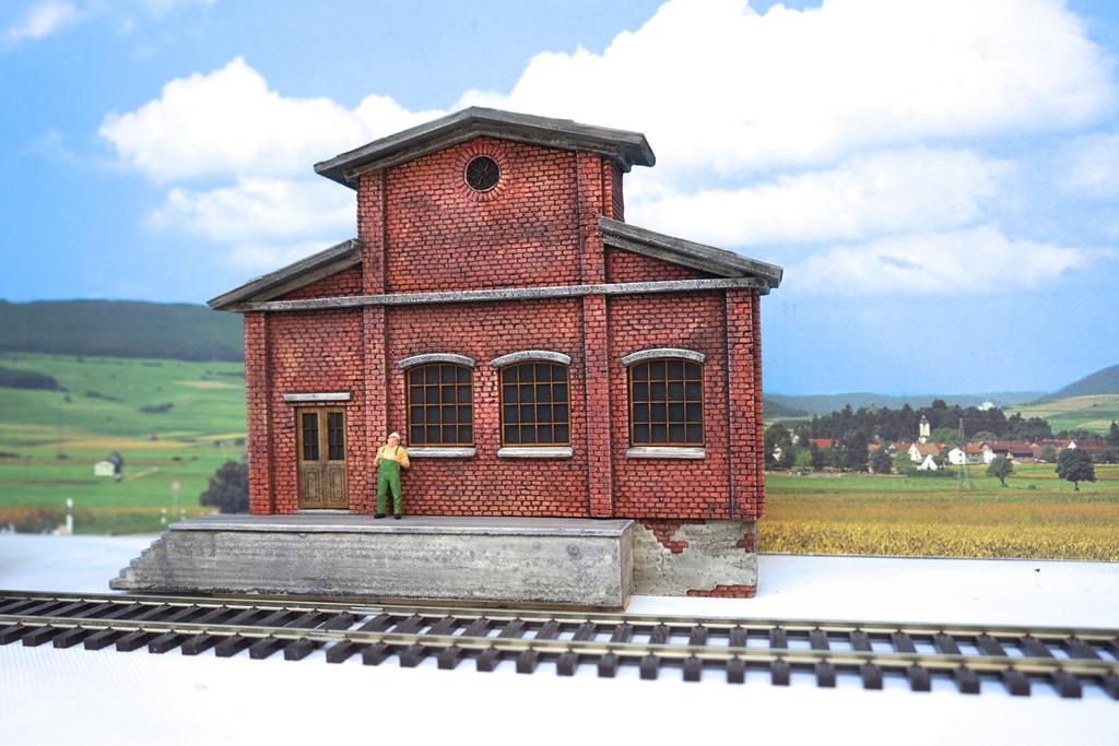 Halbrelief Lagerhalle mit Fenstern