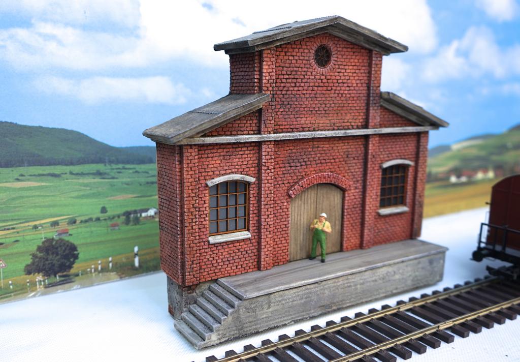 Halbrelief Lagerhalle mit Tor und kleiner Rampe