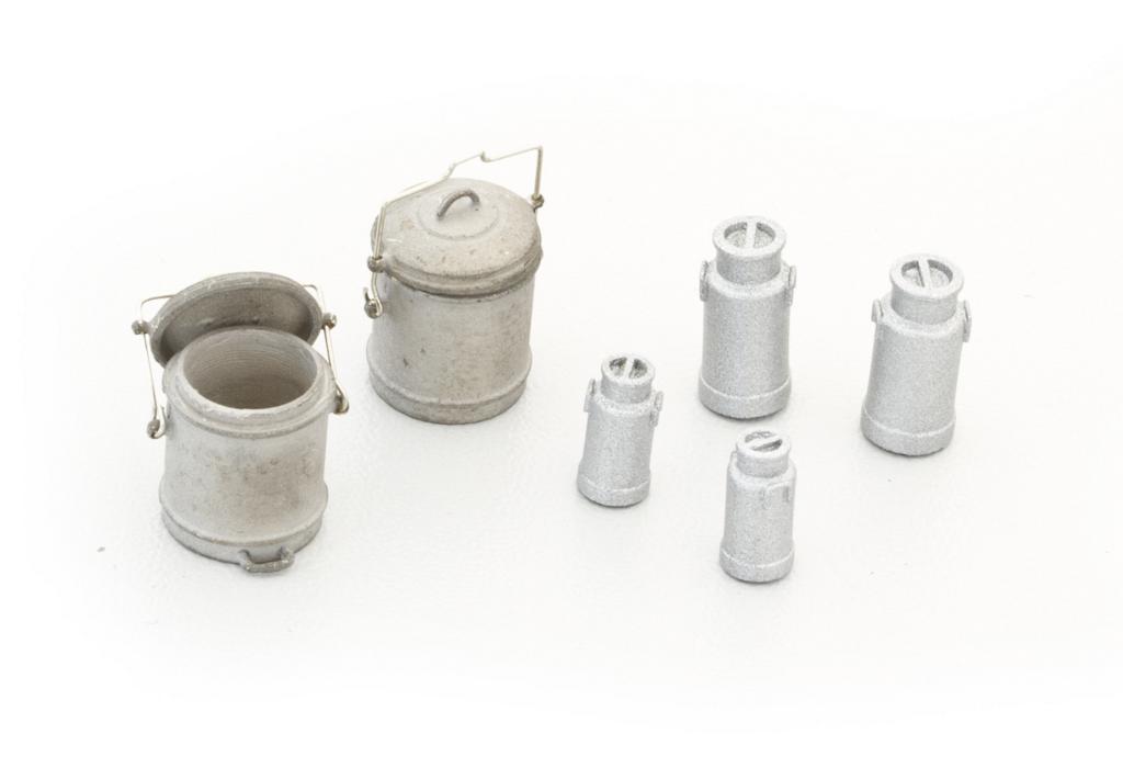 Mülleimer und Milchkannen