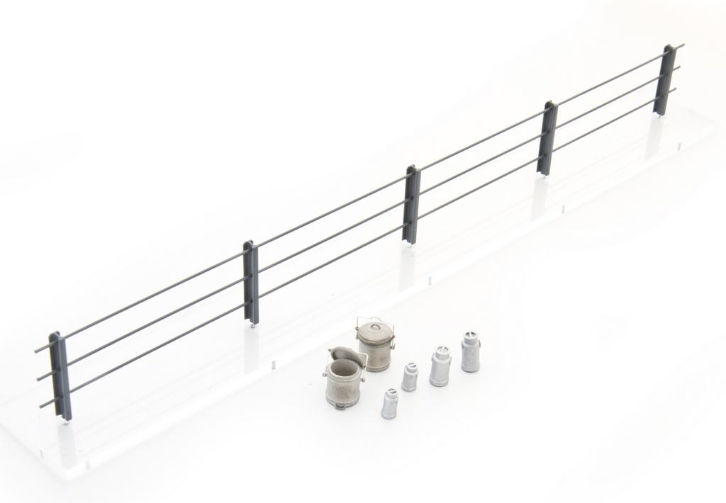 Weinert Zaun, Mülleimer und Milchkannen