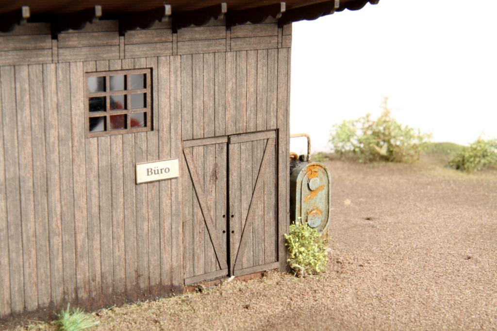 Büroeingang zum Lagerschuppen